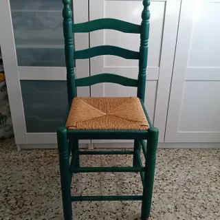 Silla de madera verde con asiento de yute
