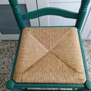 Silla de madera verde con asiento de yute