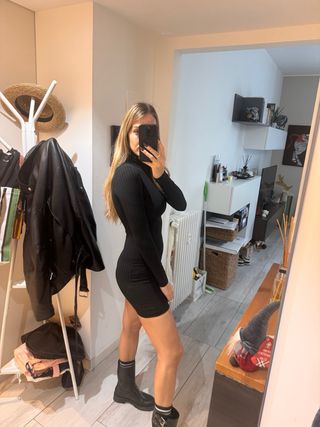 Vestitino nero collo alto