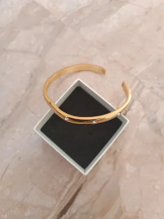 Pulsera dorada con detalles brillantes,en acero