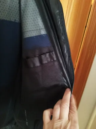 Cortavientos azul y blanco