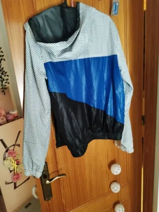 Cortavientos azul y blanco