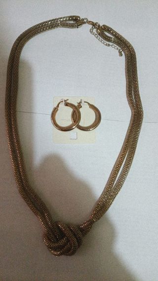 Collar y pendientes dorados