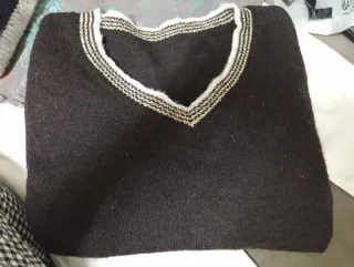 Jersey marrón cuello pico con detalles