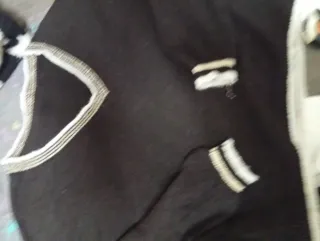 Jersey marrón cuello pico con detalles