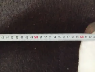 Jersey marrón cuello pico con detalles