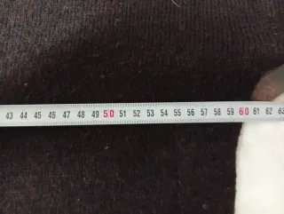 Jersey marrón cuello pico con detalles