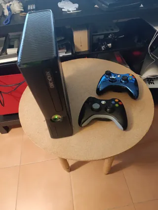 Xbox 360 250GB con giochi installati, due controller, HDMI