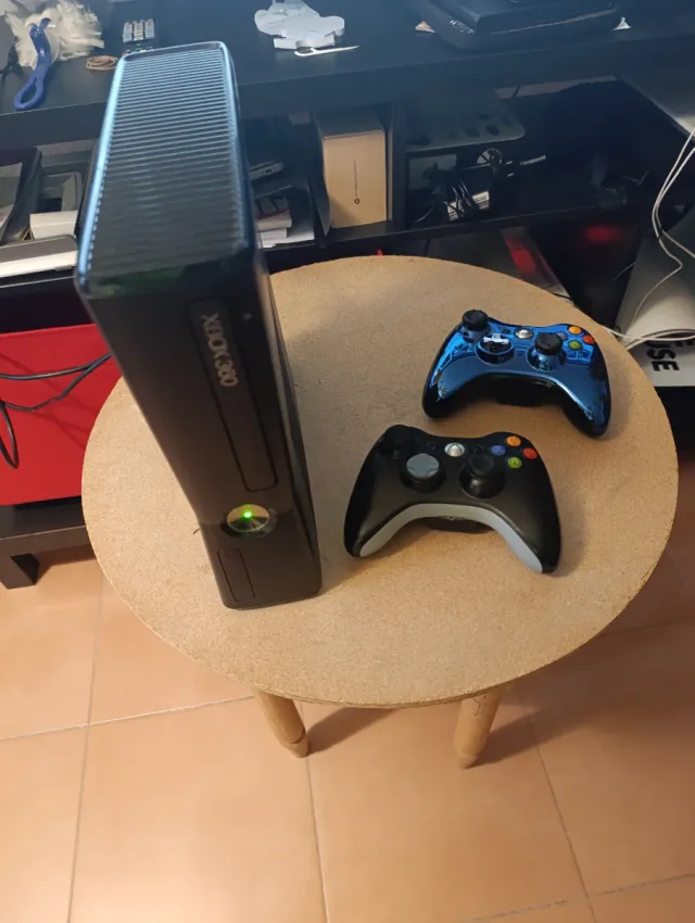 Xbox 360 250GB juegos instalados, dos mandos, HDMI