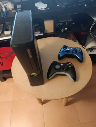 Xbox 360 250GB con giochi installati, due controller, HDMI