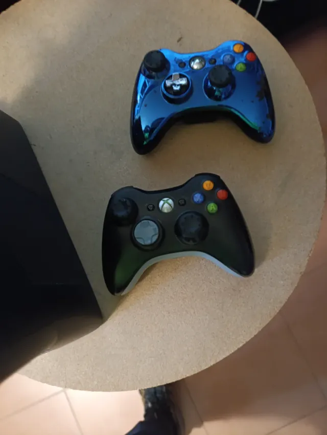 Xbox 360 250GB juegos instalados, dos mandos, HDMI