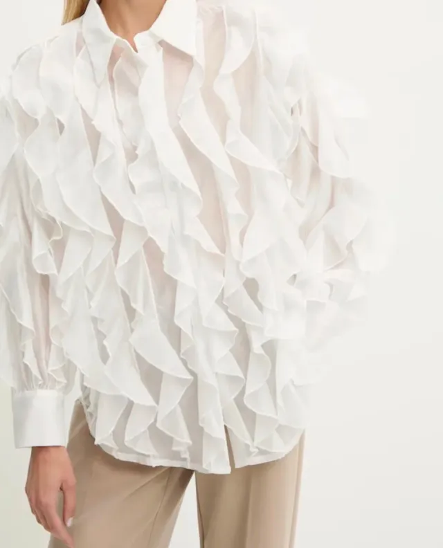 Blusa blanca con volantes