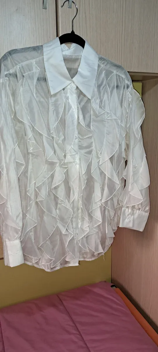 Blusa blanca con volantes