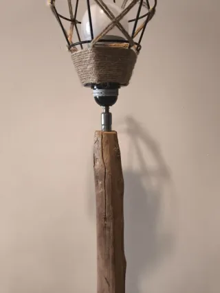 Lámpara de pie rústica madera y metal