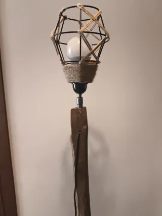 Lámpara de pie rústica madera y metal