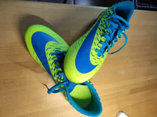 Zapatillas de fútbol Nike azul y verdes.