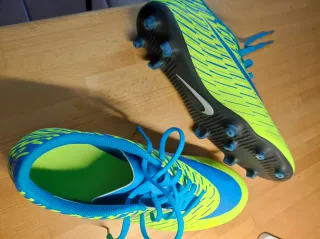 Zapatillas de fútbol Nike azul y verdes.