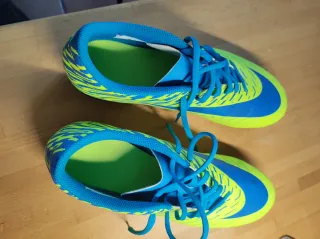Zapatillas de fútbol Nike azul y verdes.