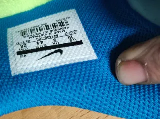 Zapatillas de fútbol Nike azul y verdes.