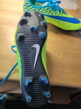 Zapatillas de fútbol Nike azul y verdes.