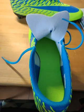Zapatillas de fútbol Nike azul y verdes.