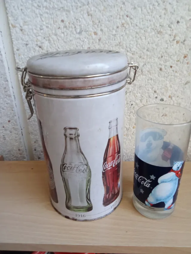 Barattolo metallico e bicchiere Coca-Cola