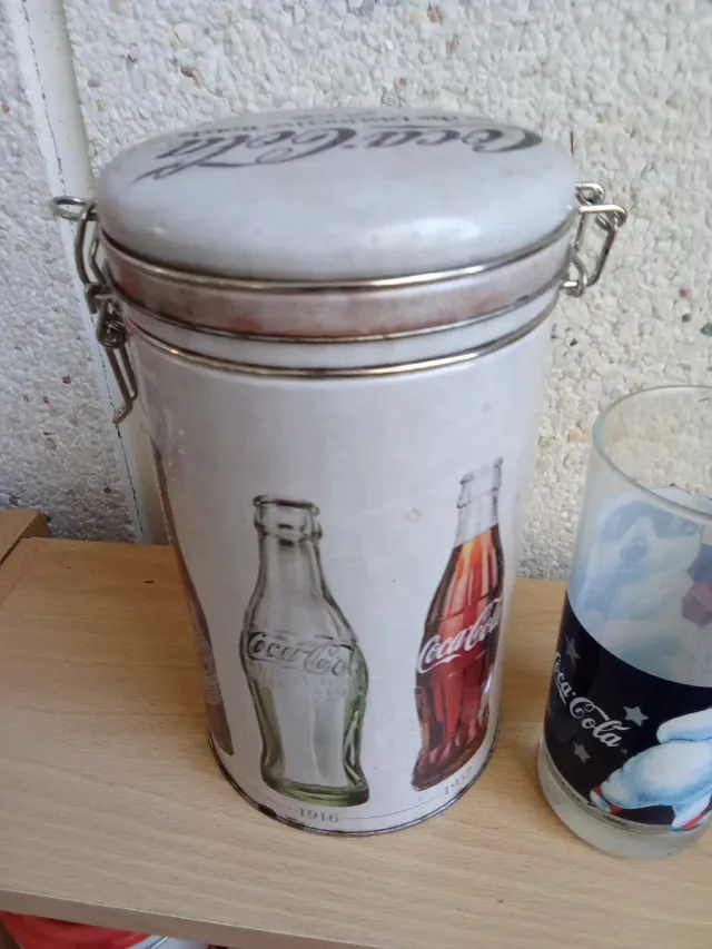 Barattolo metallico e bicchiere Coca-Cola