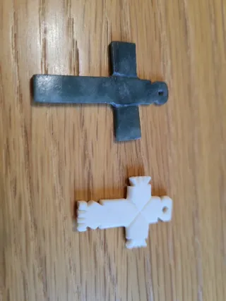 Colgantes de Cruz Asta, jade, hueso y coral negro.