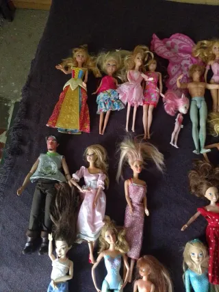 Barbis grandes y pequeñas ropita zapatillas ropa