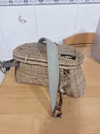 Cesta de pesca antigua de mimbre