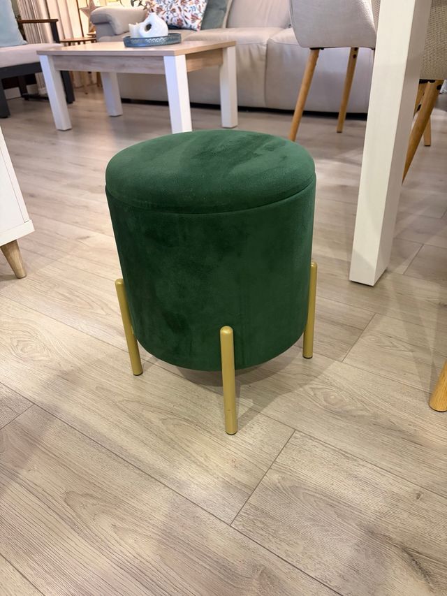 Puf de veludo verde com armazenamento