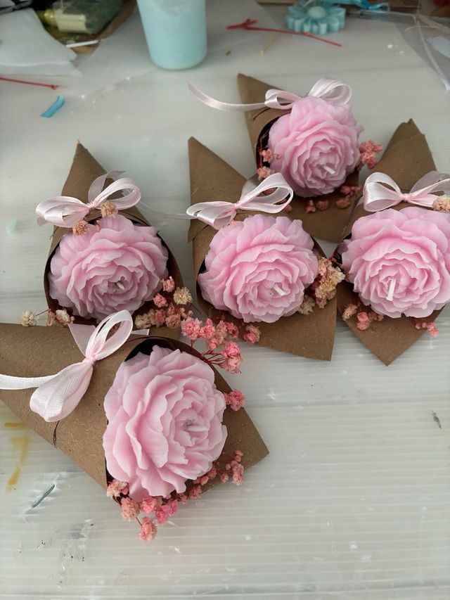 Candele floreali rosa fatte a mano