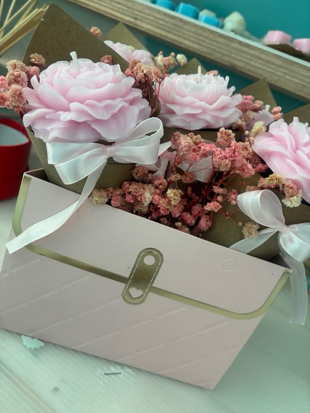 Candele floreali rosa fatte a mano