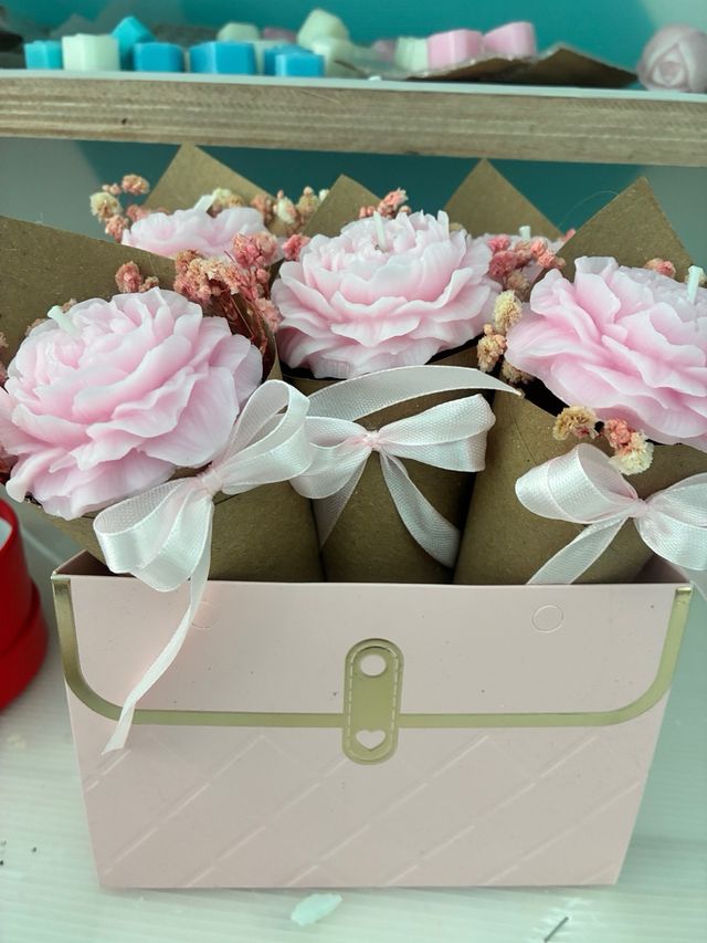 Candele floreali rosa fatte a mano