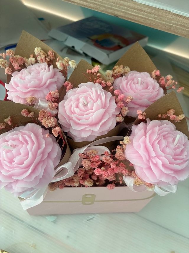 Candele floreali rosa fatte a mano