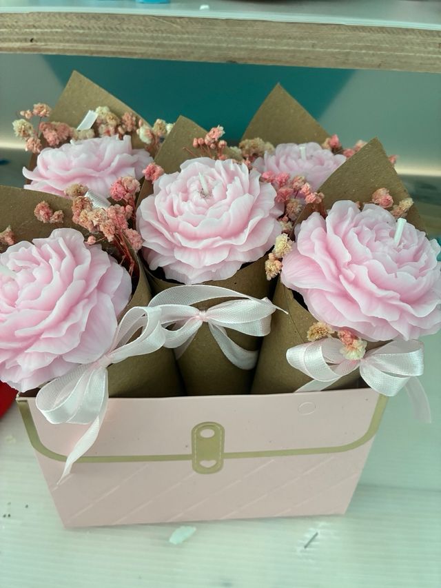 Candele floreali rosa fatte a mano
