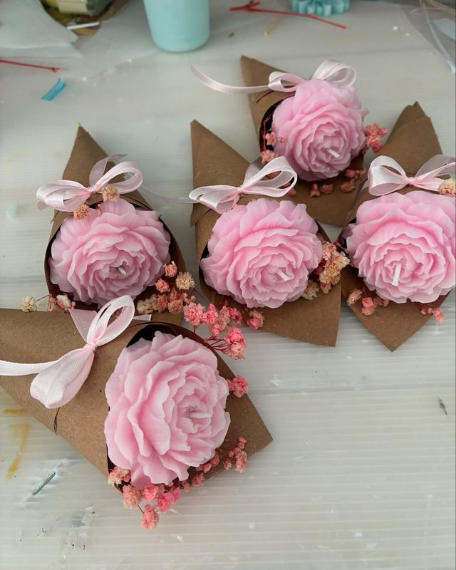 Candele floreali rosa fatte a mano