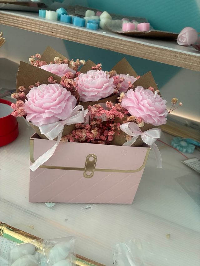 Candele floreali rosa fatte a mano
