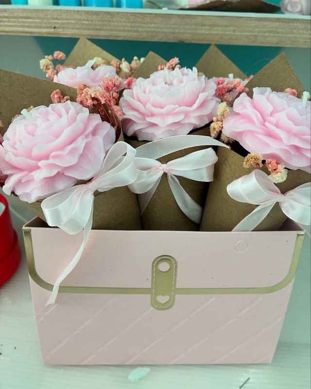 Candele floreali rosa fatte a mano