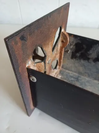 Antiguo Cenicero de fundición para cocina de leña