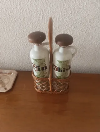 Bottiglie Vintage Whisky e Gin in Cesto