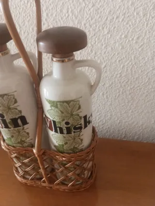 Bottiglie Vintage Whisky e Gin in Cesto