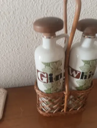 Bottiglie Vintage Whisky e Gin in Cesto