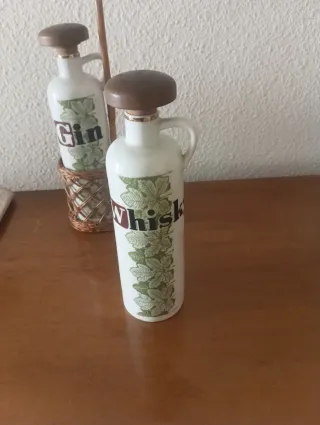 Bottiglie Vintage Whisky e Gin in Cesto