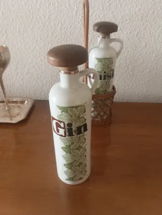 Bottiglie Vintage Whisky e Gin in Cesto