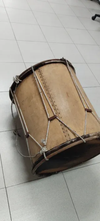 Tambor artesanal fabricado en África hecho a mano