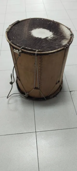 Tambor artesanal fabricado en África hecho a mano