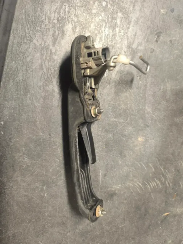 Manilla portón trasero Nissan Terrano 2