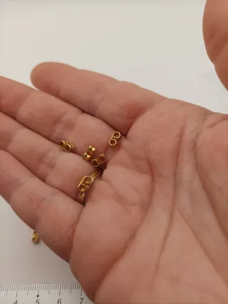 Lote 30 tapas de pendientes doradas