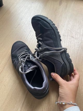 Botas de agua negras y grises.